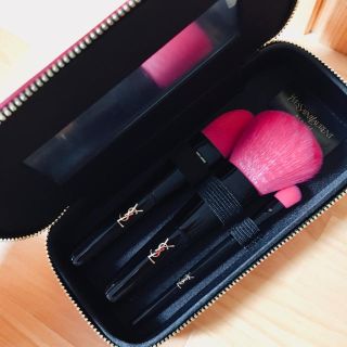 イヴサンローランボーテ(Yves Saint Laurent Beaute)の〈イヴ・サンローラン〉ブラシセット♡ショッパー付(コフレ/メイクアップセット)