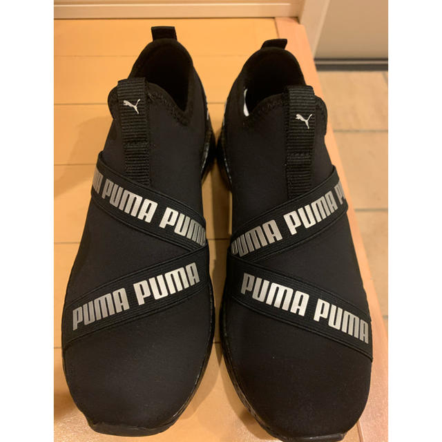 PUMA(プーマ)のプーマ　PUMA スニーカー スリッポン　黒 レディースの靴/シューズ(スリッポン/モカシン)の商品写真