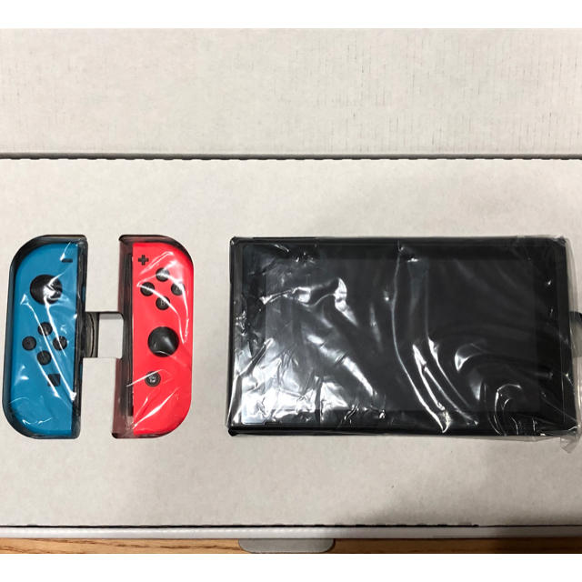 Nintendo Switch(ニンテンドースイッチ)の【美品】任天堂　スイッチ　コントローラー4人分！ソフトも2本付 エンタメ/ホビーのゲームソフト/ゲーム機本体(家庭用ゲーム機本体)の商品写真