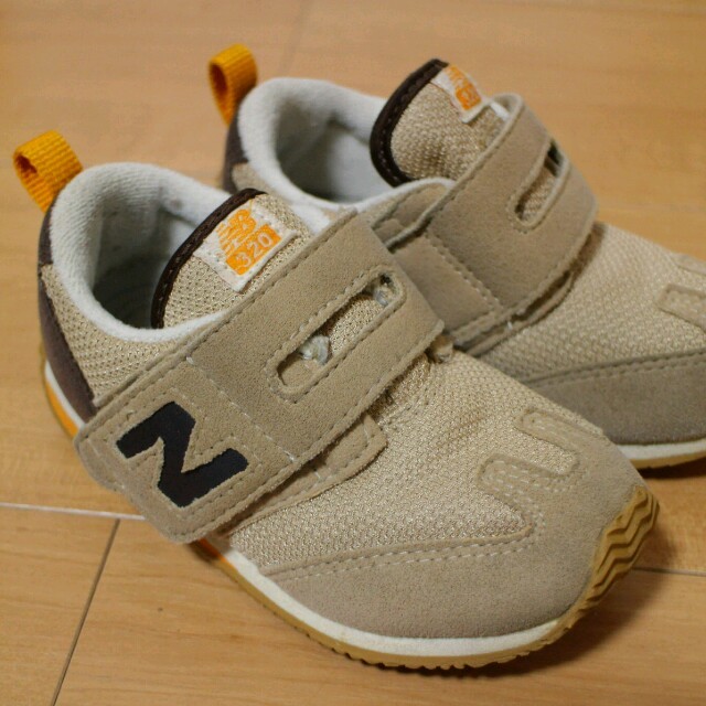 New Balance(ニューバランス)の14.5㎝ベージュ キッズ/ベビー/マタニティのベビー靴/シューズ(~14cm)(スニーカー)の商品写真