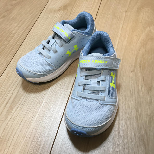 UNDER ARMOUR(アンダーアーマー)のUNDER ARMOUR アンダーアーマー　スニーカー キッズ/ベビー/マタニティのキッズ靴/シューズ(15cm~)(スニーカー)の商品写真