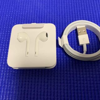 アイフォーン(iPhone)のiPhonexの正規の充電器とイヤホン(バッテリー/充電器)