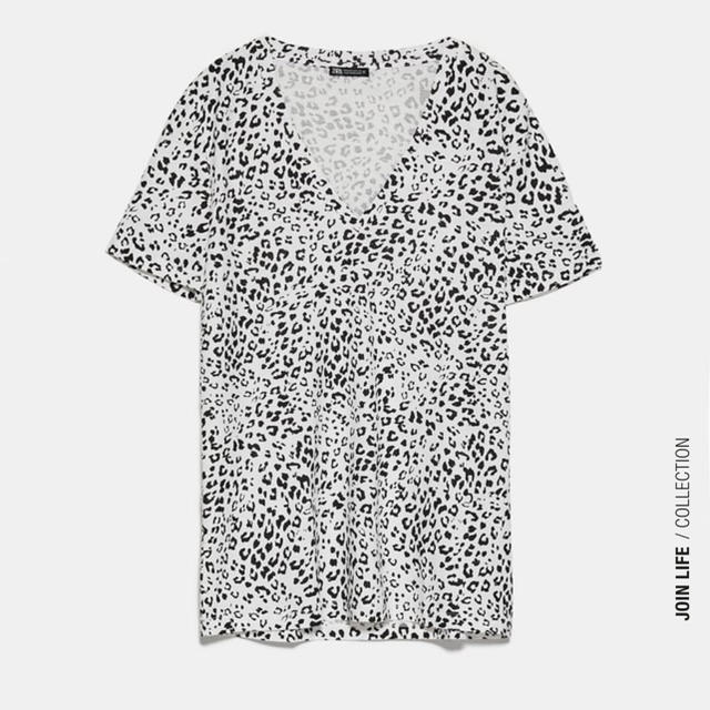 ZARA(ザラ)の新品未使用タグ付き☆ZARA VネックベーシックTシャツ レオパード　ヒョウ柄 レディースのトップス(Tシャツ(半袖/袖なし))の商品写真