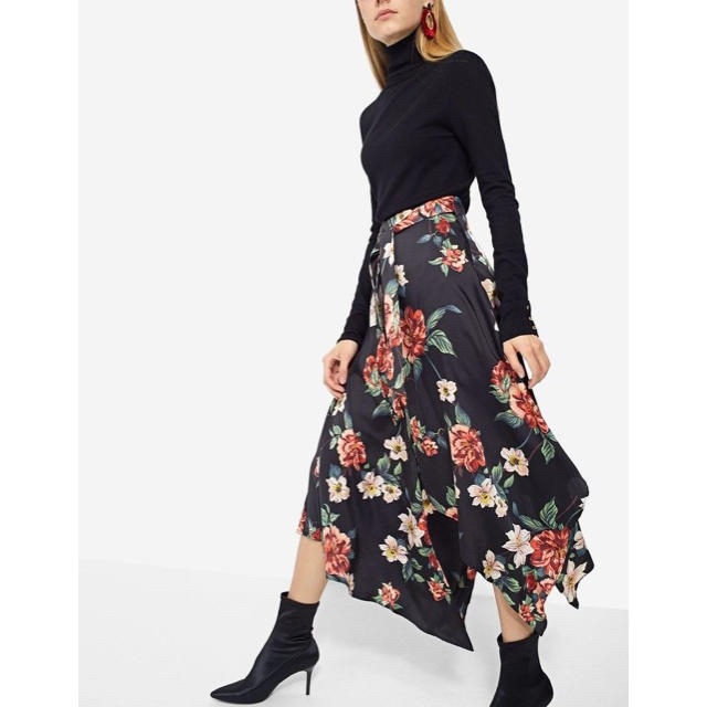 ZARA(ザラ)のstradivarius  Flower Skirt レディースのスカート(ロングスカート)の商品写真