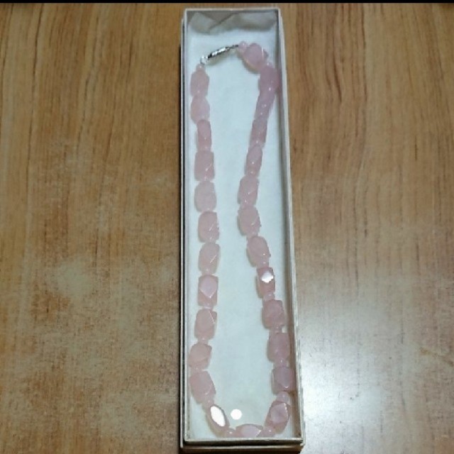 ネックレス 薄ピンク レディースのアクセサリー(ネックレス)の商品写真