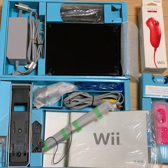 Wii(ウィー)のWii本体 Wii Partyセット & ソフト 5本 エンタメ/ホビーのゲームソフト/ゲーム機本体(家庭用ゲーム機本体)の商品写真