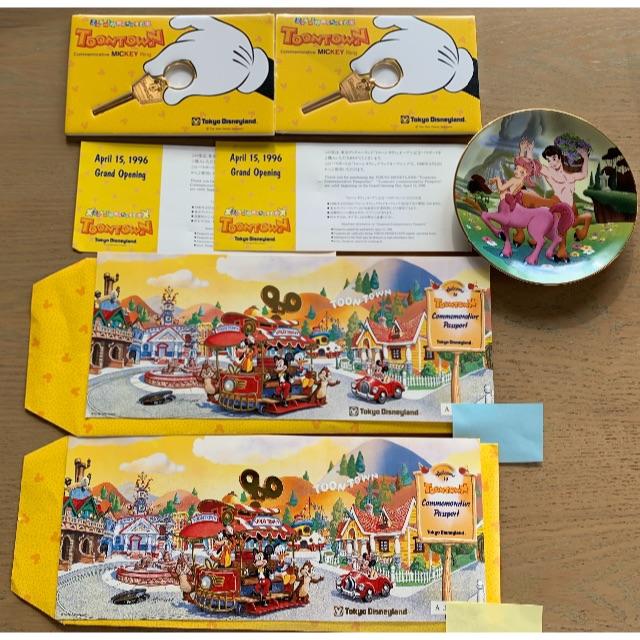 Disney(ディズニー)の1996 東京ディズニーランドTOONTOWNオープン記念チケット２つ　おまけ付 チケットの施設利用券(遊園地/テーマパーク)の商品写真