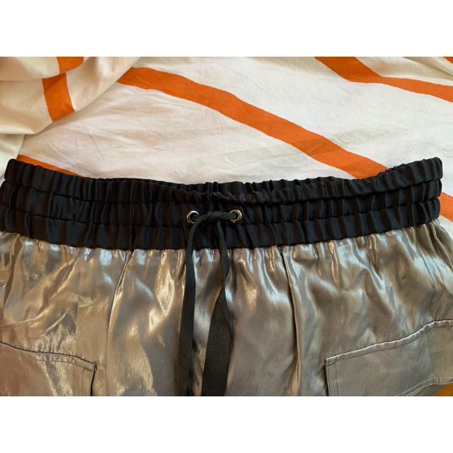 ICB(アイシービー)のICBシルバー色薄軽ひざたけスカート♪ レディースのスカート(ひざ丈スカート)の商品写真