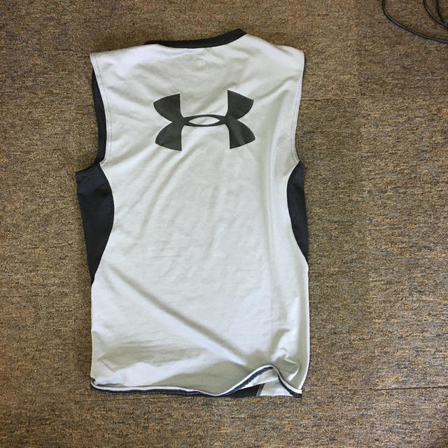 UNDER ARMOUR(アンダーアーマー)のアンダーアーマー　ノースリーブ スポーツ/アウトドアのトレーニング/エクササイズ(トレーニング用品)の商品写真