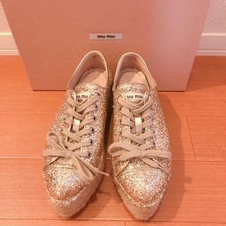 ミュウミュウ(miumiu)のmiu miu ゴールドラメスニーカー(スニーカー)