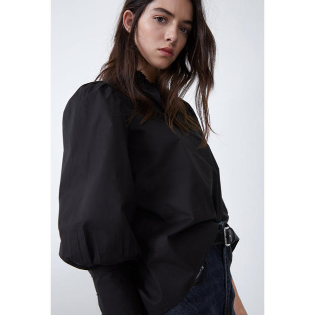 ZARA(ザラ)の＊人気完売商品＊ZARA ボリュームデザイン ポプリントップス ブラウス シャツ レディースのトップス(シャツ/ブラウス(長袖/七分))の商品写真