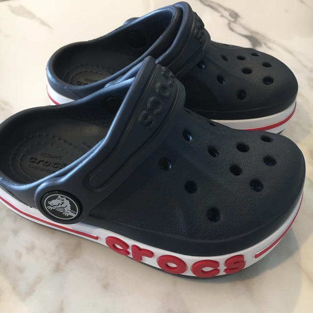 crocs(クロックス)の【新品】クロックス　クロックバンド　ネイビー/レッド キッズ/ベビー/マタニティのベビー靴/シューズ(~14cm)(サンダル)の商品写真