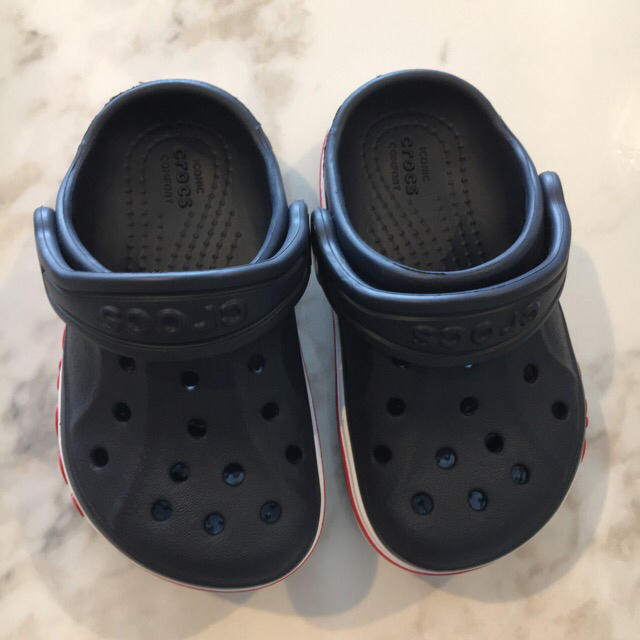 crocs(クロックス)の【新品】クロックス　クロックバンド　ネイビー/レッド キッズ/ベビー/マタニティのベビー靴/シューズ(~14cm)(サンダル)の商品写真