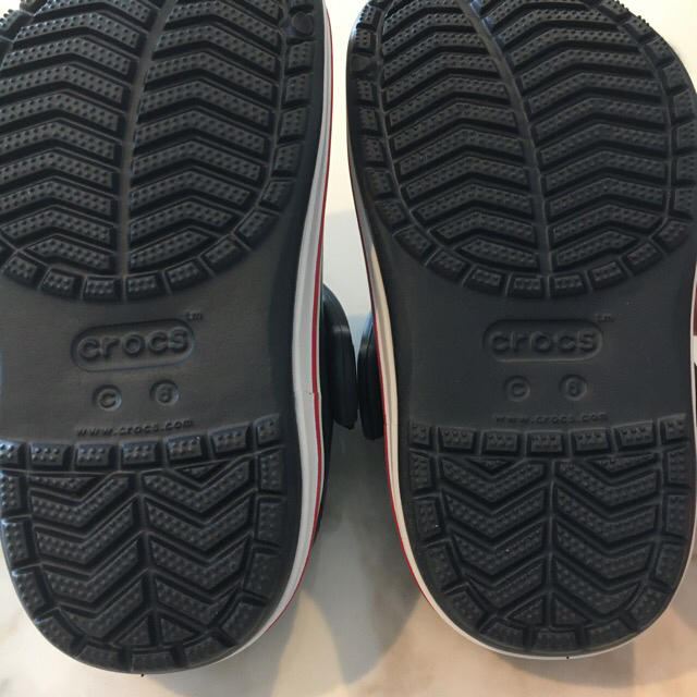 crocs(クロックス)の【新品】クロックス　クロックバンド　ネイビー/レッド キッズ/ベビー/マタニティのベビー靴/シューズ(~14cm)(サンダル)の商品写真