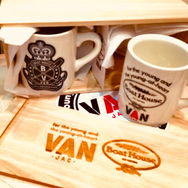 VAN&ボート木箱入りハウス2013コラボ記念マグカップ2個セット！