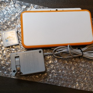 ニンテンドー2DS(ニンテンドー2DS)の中古品　任天堂2DS LL ホワイト×オレンジ　(携帯用ゲーム機本体)
