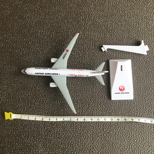 JAL(日本航空)(ジャル(ニホンコウクウ))の飛行機模型　非売品　JAL エンタメ/ホビーのおもちゃ/ぬいぐるみ(模型/プラモデル)の商品写真