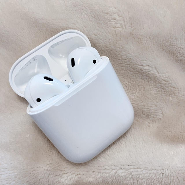 Apple(アップル)のAirPods スマホ/家電/カメラのオーディオ機器(ヘッドフォン/イヤフォン)の商品写真