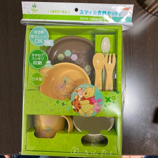 コンビ(combi)の幼児用　食器セット(離乳食器セット)