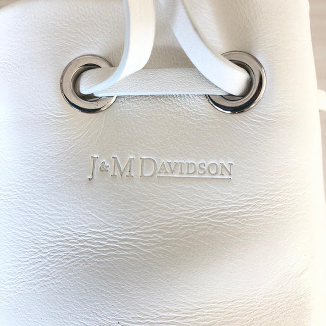 J&M DAVIDSON(ジェイアンドエムデヴィッドソン)の★新品★ ジェイアンドエムデヴィッドソン フリンジカーニバル ミニ 白 ホワイト レディースのバッグ(ハンドバッグ)の商品写真