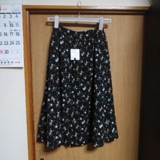 ダブルクローゼット(w closet)のダブルクローゼット⭐タグ付き花柄スカート(ひざ丈スカート)