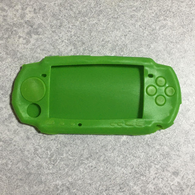 PlayStation Portable(プレイステーションポータブル)のPSP 2000 3000 専用　シリコンカバー　グリーン エンタメ/ホビーのゲームソフト/ゲーム機本体(その他)の商品写真