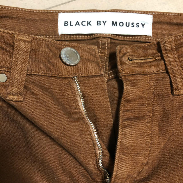 BLACK by moussy(ブラックバイマウジー)のBLACKBYMOUSSY クリスタルクロップド ブラウン デニム　24 レディースのパンツ(デニム/ジーンズ)の商品写真