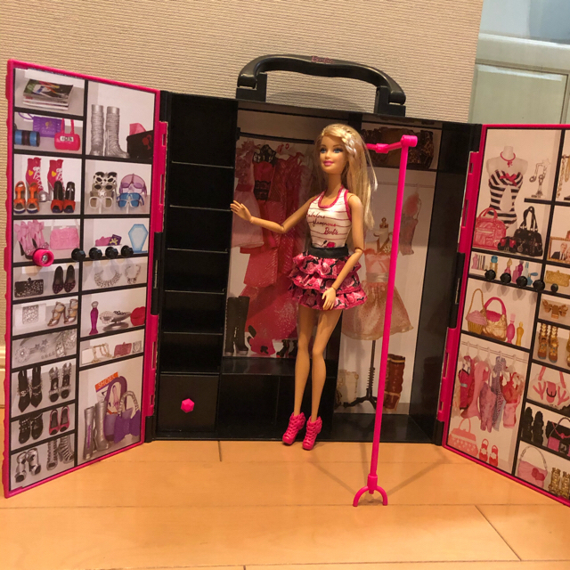 Barbie(バービー)のUSED バービー Barbie クローゼット＋人形１体＋衣装・小物込み キッズ/ベビー/マタニティのおもちゃ(ぬいぐるみ/人形)の商品写真