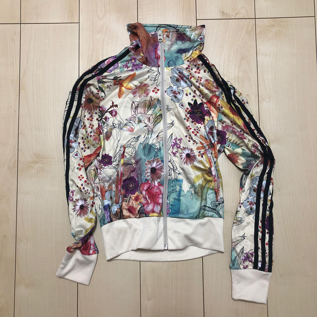 adidas(アディダス)のadidas originals 花柄 ブルゾン ジャージ レディースのジャケット/アウター(ブルゾン)の商品写真