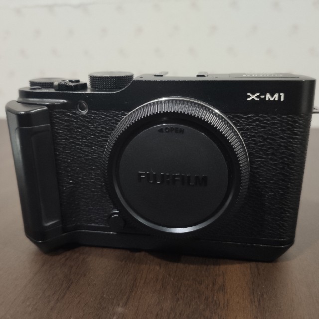 富士フイルム(フジフイルム)のミラーレス一眼 富士フィルム X-M1 ボディ グリップ付き！ スマホ/家電/カメラのカメラ(ミラーレス一眼)の商品写真