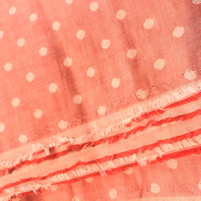 ダブルガーゼ生地　　リバーシブル　　ドット　　赤 ハンドメイドの素材/材料(生地/糸)の商品写真