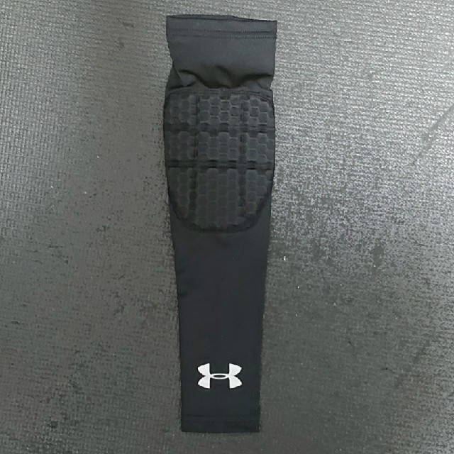 UNDER ARMOUR(アンダーアーマー)のUA アームスリーブ(S/M) スポーツ/アウトドアのスポーツ/アウトドア その他(バスケットボール)の商品写真