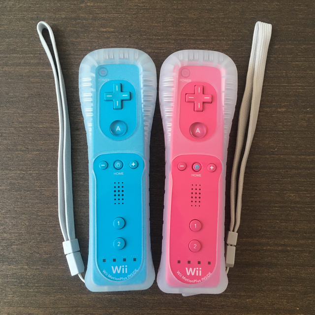 Wii(ウィー)の【Ｑ】☆wii Wiiリモコンモーションプラス ピンク&水色2個セット☆ エンタメ/ホビーのゲームソフト/ゲーム機本体(その他)の商品写真