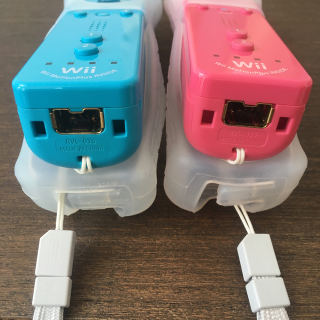 Wii(ウィー)の【Ｑ】☆wii Wiiリモコンモーションプラス ピンク&水色2個セット☆ エンタメ/ホビーのゲームソフト/ゲーム機本体(その他)の商品写真