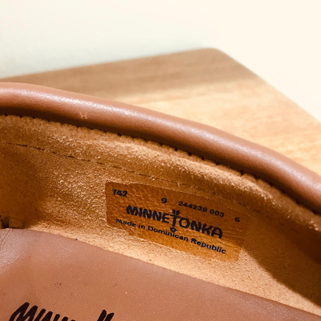 Minnetonka(ミネトンカ)のMINNETONKA CAMP MOCMAPLE LEATHER メンズの靴/シューズ(スリッポン/モカシン)の商品写真