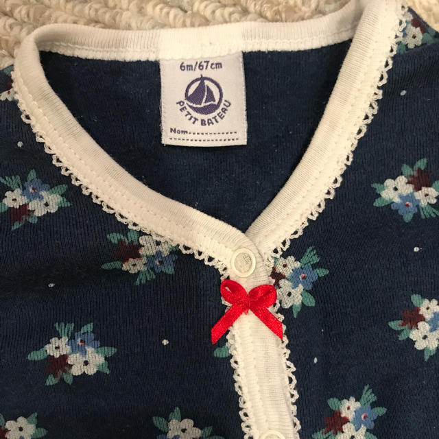 PETIT BATEAU(プチバトー)のプチバトー 花柄足つきロンパース 6m/67cm キッズ/ベビー/マタニティのベビー服(~85cm)(ロンパース)の商品写真