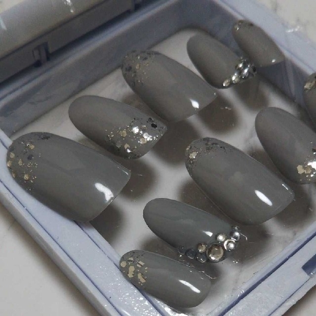 ジェルネイルチップ グレー シルバーラメ クリスタルストーンネイルの通販 By よっちnail チップ サイズ変更ok ラクマ ジェルネイルチップ グレー シルバーラメ クリスタルストーンネイルの通販 By よっちnail チップ サイズ変更ok ラクマ