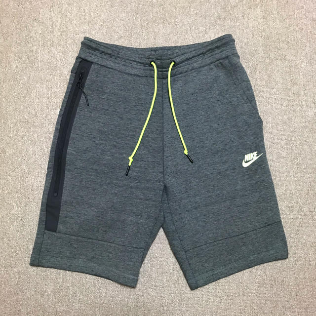 NIKE(ナイキ)のNIKE ナイキテックフリース ショーツ ハーフパンツ グレー×ネオンイエローM メンズのパンツ(ショートパンツ)の商品写真