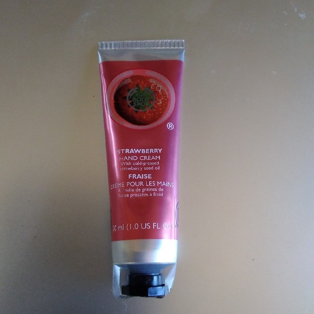 THE BODY SHOP(ザボディショップ)のボディショップ ハンドクリーム ストロベリー 30ml  コスメ/美容のボディケア(ハンドクリーム)の商品写真