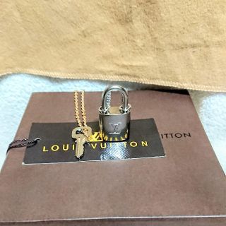 ルイヴィトン(LOUIS VUITTON)のルイヴィトン シルバー カデナ南京錠、鍵付き！(ネックレス)