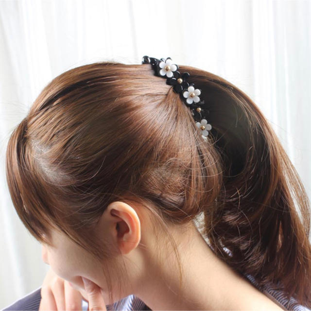 MARY QUANT(マリークワント)のMaryQuant風　花柄バナナクリップ レディースのヘアアクセサリー(バレッタ/ヘアクリップ)の商品写真