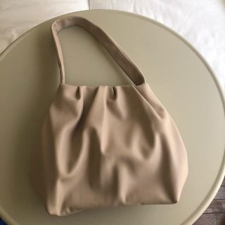 ザラ(ZARA)のZARA ピンクベージュ　ショルダーバッグ(ショルダーバッグ)