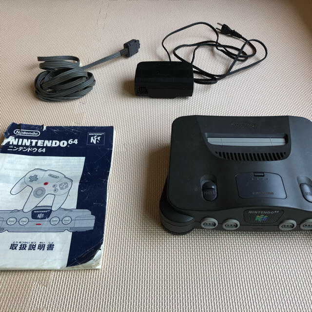 NINTENDO 64(ニンテンドウ64)のニンテンドー64 本体とコントローラー エンタメ/ホビーのゲームソフト/ゲーム機本体(家庭用ゲーム機本体)の商品写真