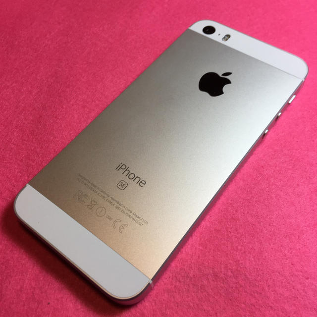 Apple(アップル)の美品　iPhone SE 64GB シルバー　SIMフリー　 スマホ/家電/カメラのスマートフォン/携帯電話(スマートフォン本体)の商品写真