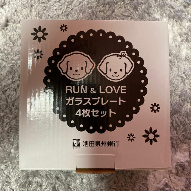 familiar(ファミリア)のRUN &LOVE ガラスプレート　４枚セット インテリア/住まい/日用品のキッチン/食器(食器)の商品写真