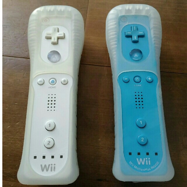 Wii(ウィー)のWii リモコン　2個セット エンタメ/ホビーのゲームソフト/ゲーム機本体(その他)の商品写真