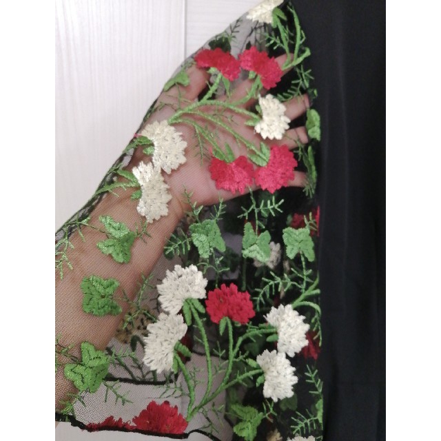 merlot(メルロー)のsale！新品メルローmerlot plus花刺繍チュール袖ワンピース☆黒 レディースのフォーマル/ドレス(ミディアムドレス)の商品写真