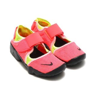 ナイキ(NIKE)の最値定価8100円!新品!ナイキNIKE RIFT  スニーカー キッズ 23(スニーカー)