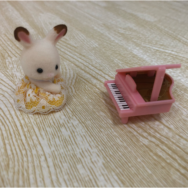 シルバニアファミリー うさぎ ピアノ エンタメ/ホビーのおもちゃ/ぬいぐるみ(ぬいぐるみ)の商品写真