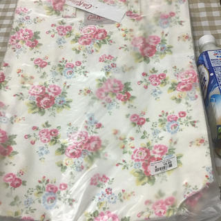 キャスキッドソン(Cath Kidston)のキャスキッドソン　マチ付き　オイルトートバッグ　花柄ホワイト(トートバッグ)